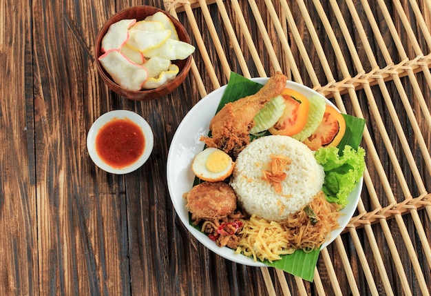 Nasi Uduk arroz cozido no vapor cozido com leite de coco