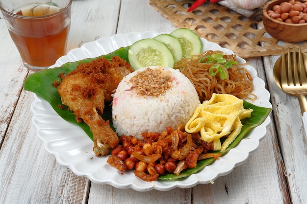 nasi Uduk Betawi Plato de arroz al vapor con sabor a coco de Betawi Yakarta, servido con varios platos