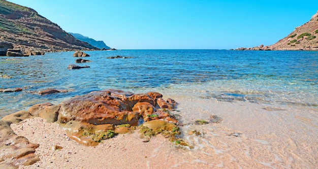 Nasse Felsen in Porticciolo-Ufer Sardinien