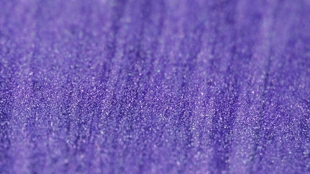 Foto nasse glitzernde texturfarbe fließt lila tintenwelle