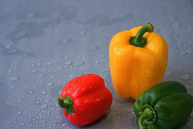 Foto nassen paprika auf wasser in nahaufnahme