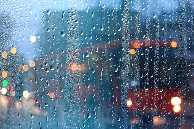 nasses Fenster Stadtlichter Regentropfen, abstrakter Hintergrund Herbst Winter Glühen Glas