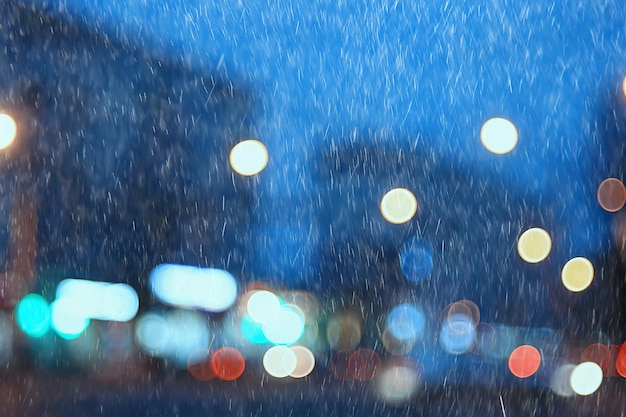 nasses Fenster Stadtlichter Regentropfen, abstrakter Hintergrund Herbst Winter Glühen Glas