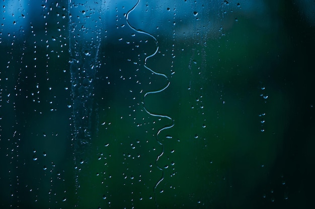 Nasses Fensterglas mit Wassertropfen