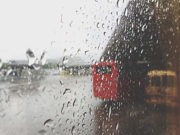 Nasses Glasfenster in der Regenzeit