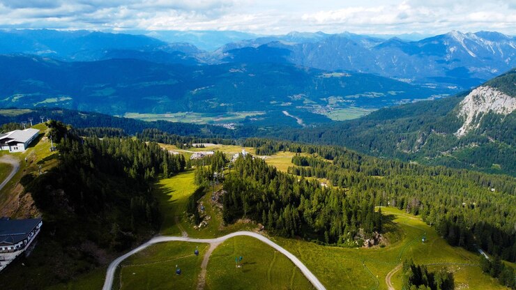 Foto nassfeld, ein österreichisches skigebiet in den alpen, verwandelt sich in ein lebendiges sommerziel