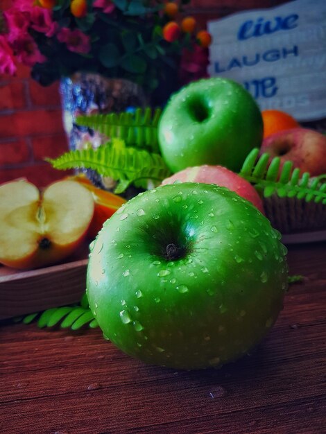 Foto nassgrüne äpfel auf dem tisch in nahaufnahme