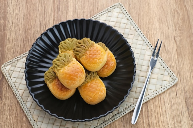 Nastar Cookies Taiwanesische Ananasplätzchen mit ananasförmiger Füllung und Marmelade. Serviert auf einem Teller
