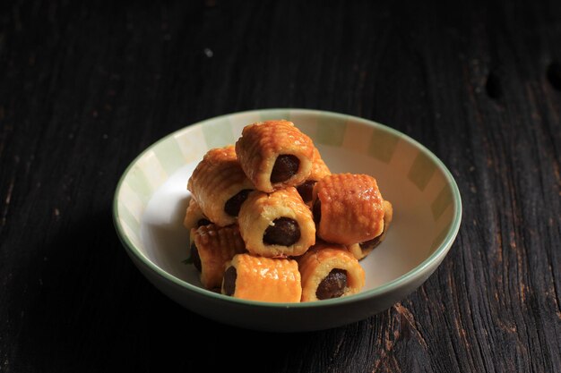 Nastar Gulung oder Roll-Ananas-Kekse oder Ananas-Törtchen. die in Form von Brötchen mit Ananasmarmelade gefüllt ist. Beliebt wird während Eid al-Fitr und Eid al-Adha serviert.