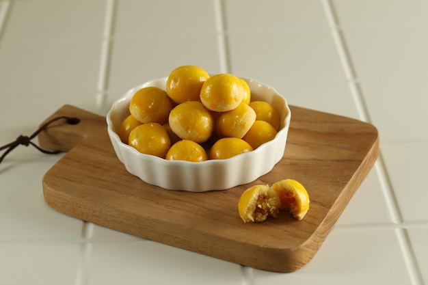 Nastar o galletas de tarta de piña indonesia en plato blanco.