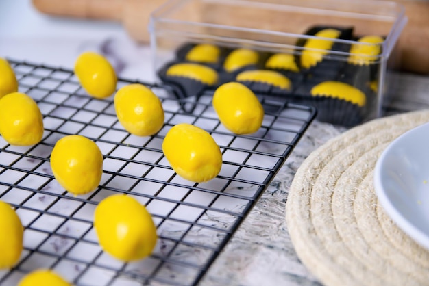 Nastar o tarta de piña de tamaño pequeño y rellena de mermelada de piña