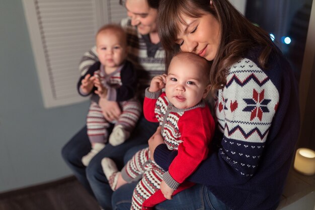 Natal 2018 família feliz com presentes e presentes perto de uma grande janela