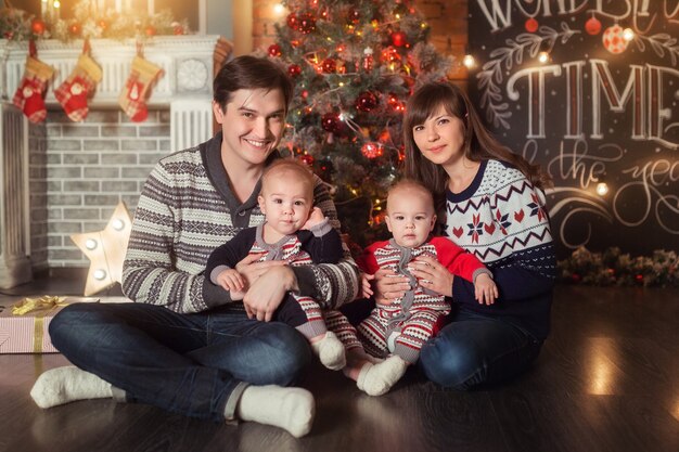 Natal 2018 família feliz com presentes e presentes perto de uma grande janela