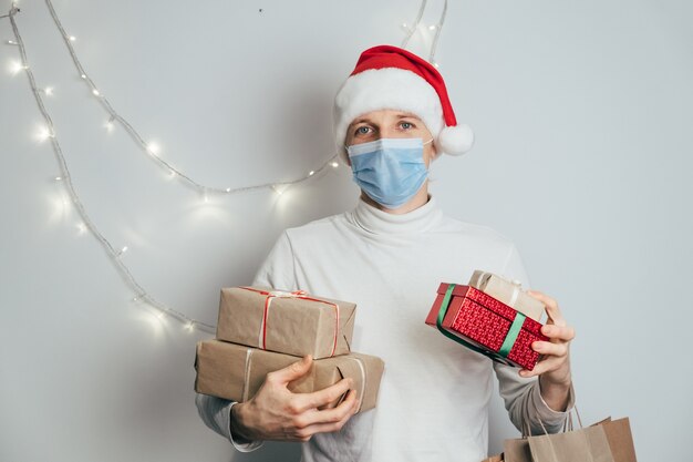 Natal ano novo em casa homem com máscara de chapéu e presentes