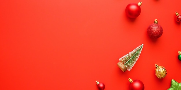 Natal, ano novo, feriado, fundo, pinheiro, bola, bugiganga em fundo vermelho