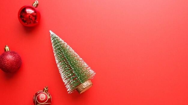 Natal, ano novo, feriado, fundo, pinheiro, bola, bugiganga em fundo vermelho