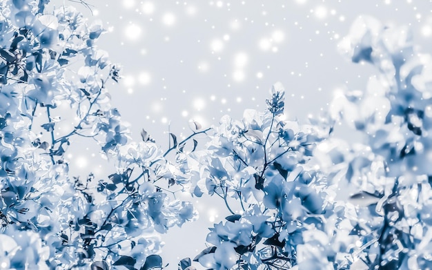 Natal, ano novo, fundo floral azul, design de cartão de férias, árvore de flores e brilho de neve como pano de fundo de venda de temporada de inverno para marca de beleza de luxo