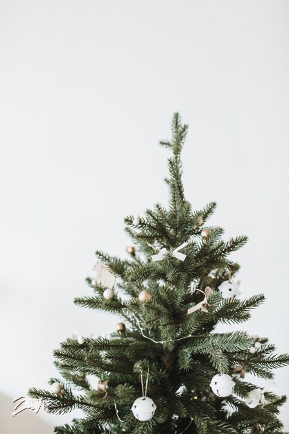 Natal, árvore de Natal de ano novo decorada com brinquedos, bolas de Natal, laços em branco