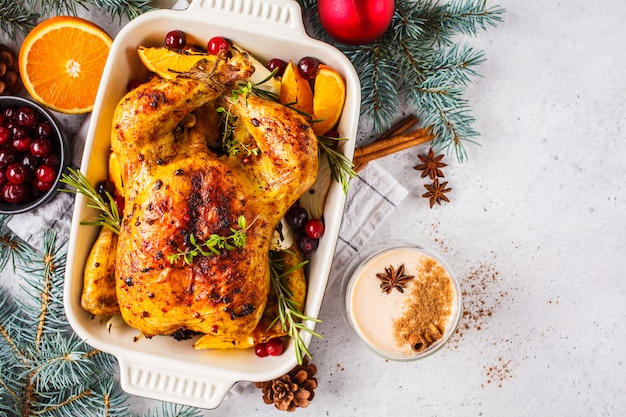 Natal assado frango com cranberries, laranja, especiarias e ervas. Conceito de comida de Natal.