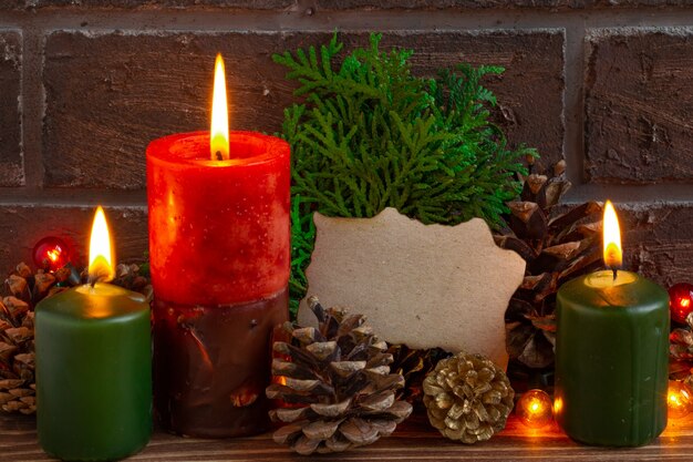 Natal atmosférica ou ano novo composição cartão em branco velas natal árvore ramos cones copiar ...
