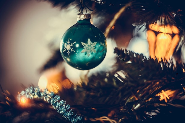 Natal atmosférico. Um fragmento de close-up de uma árvore de Natal com brinquedos, luzes de gerland