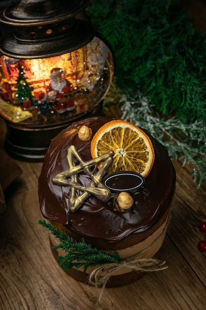 Natal, bolinho de chocolate em uma mesa de madeira