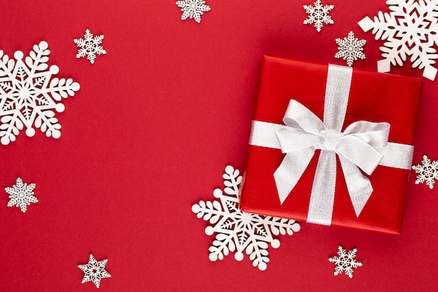 Natal, caixa de presente de feriado em fundo vermelho