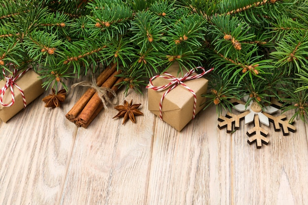 Natal com abeto e caixa de presente na mesa de madeira, vista superior