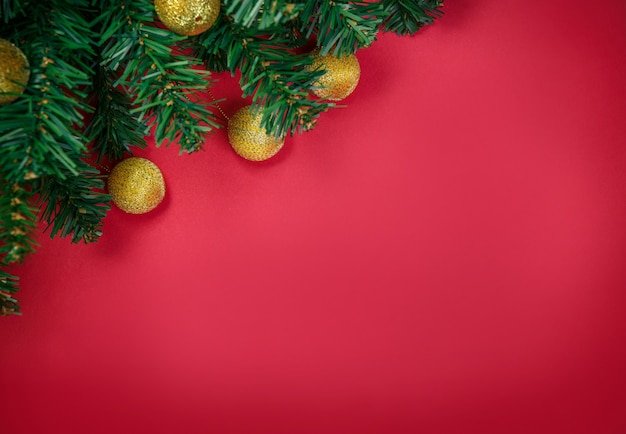 Natal com decoração em fundo vermelho