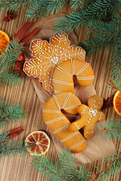 Natal com filial da árvore de abeto decorada pelo pão-de-espécie.