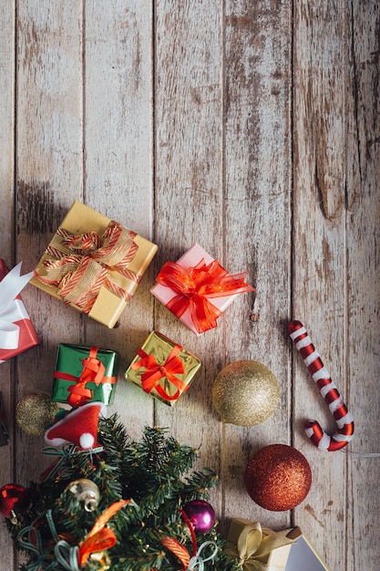 natal com presente em fundo vermelho