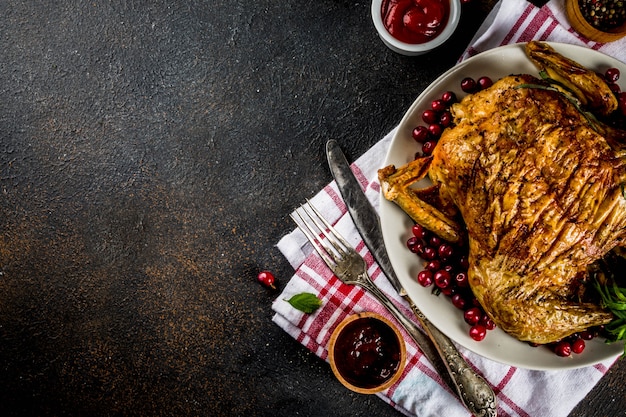 Natal, comida de ação de graças, frango assado assado com cranberry e ervas