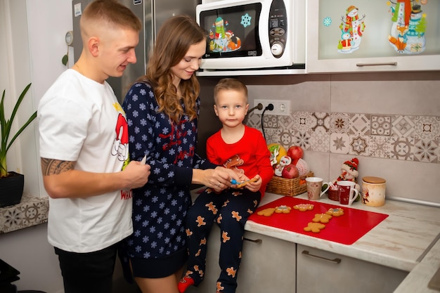 Natal cozinhando com toda a família em casa Cor vermelha em roupas