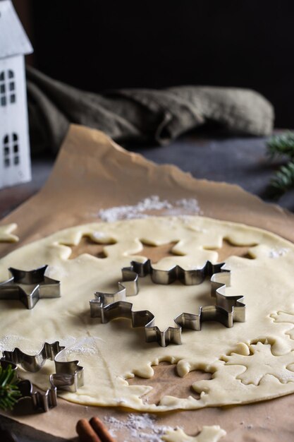 Natal cozinhando e assando massa com biscoitos de floco de neve