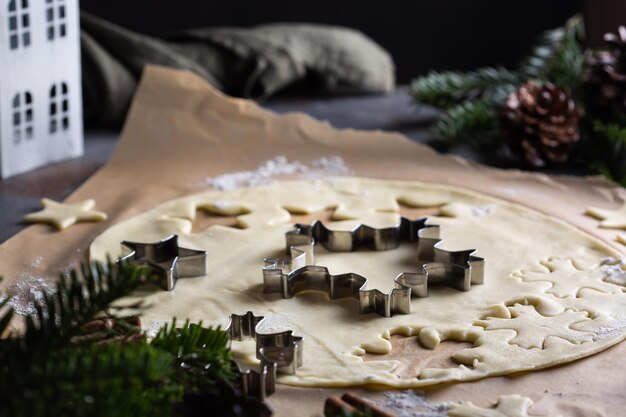 Natal cozinhando e assando massa com biscoitos de floco de neve