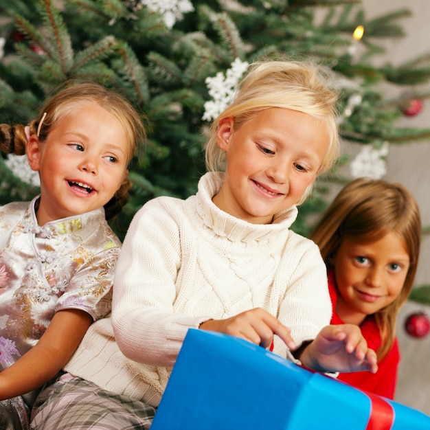 Natal, crianças com presentes