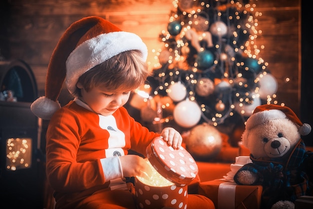 Natal crianças feliz criança menino com caixa de presente de Natal presente para crianças emoções