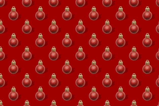 Natal de ano novo feriado criativo mínimo sem costura padrão fundo vermelho com decoração de bolas de bugigangas