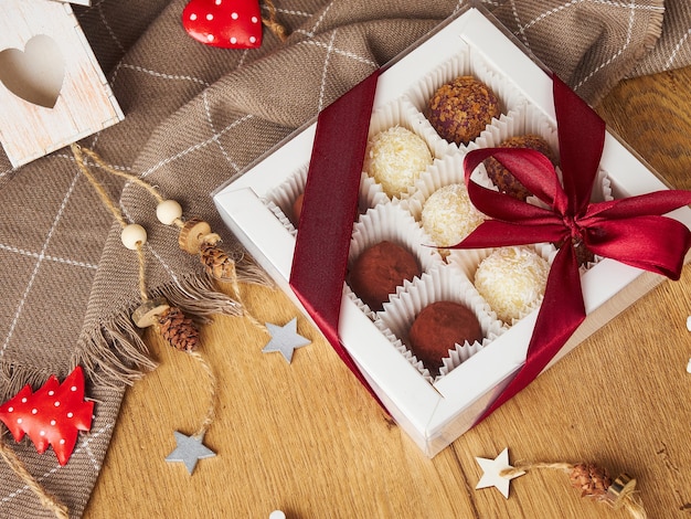 Foto natal de ano novo natureza morta quadrada suflê feito à mão em chocolate sobre fundo de madeira