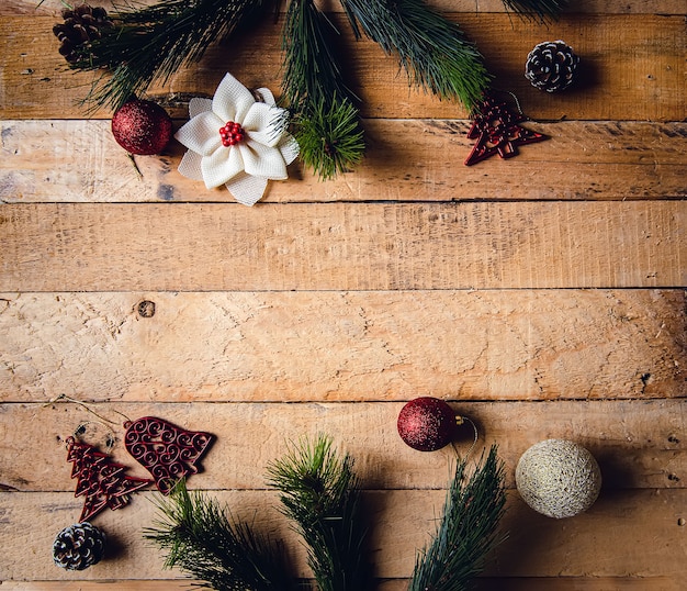 Natal de madeira com caixas de presente, bolas de Natal, galhos, árvores e enfeites