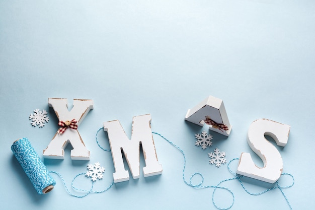 Natal, decoração de ano novo, bola, árvore, letras de Natal com neve no azul. Foco seletivo.