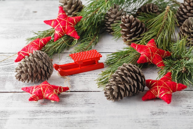 Natal, decorações do feriado e muitos cones, na mesa de madeira