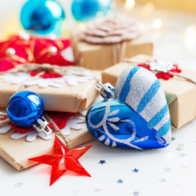 Natal e ano novo com presentes e coração decorativa para árvore de Natal. Férias com confetes de estrelas e lâmpadas.