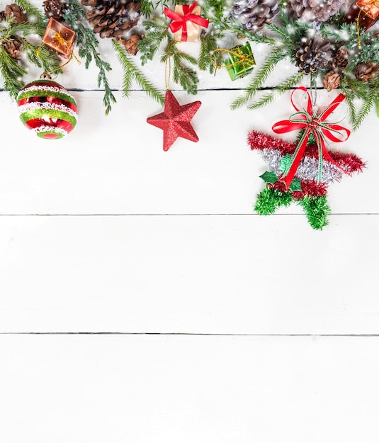 Natal e ano novo em branco. Copie o espaço para texto em fundo de madeira.