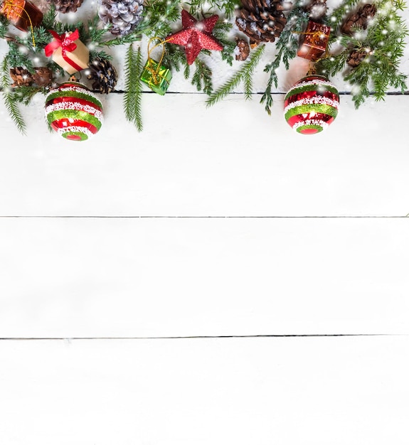 Natal e ano novo em branco. Copie o espaço para texto em fundo de madeira.