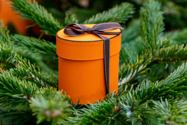 Natal e ano novo feriados fundo árvore de natal com laranja redondo giftbox original pr ...