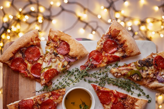 Natal e ano novo festivo. Pizza italiana calabresa em placa de corte de mármore