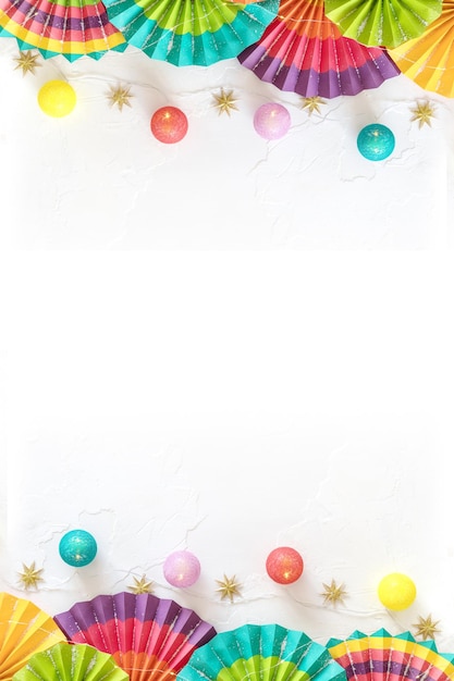 Foto natal e ano novo fundo com ventiladores de papel colorido relâmpago e estrelas em fundo branco
