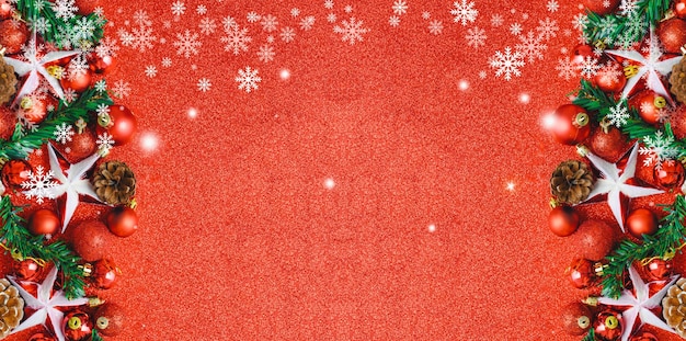 Foto natal e ano novo tipográficos em fundo vermelho com textura de glitter vermelho