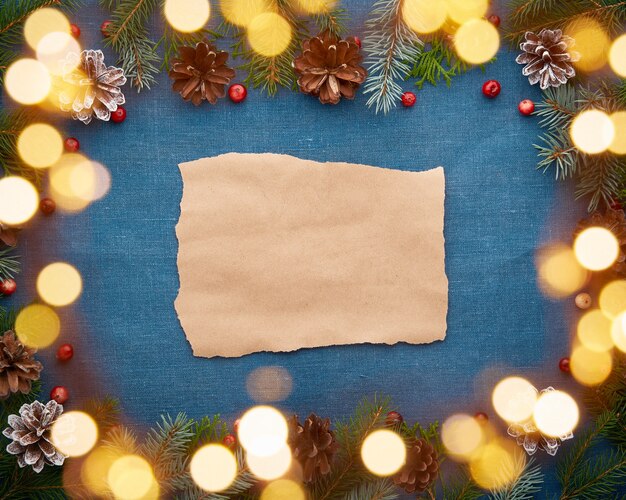 Natal e feliz ano novo fundo azul escuro com papel artesanal para texto e bokeh
